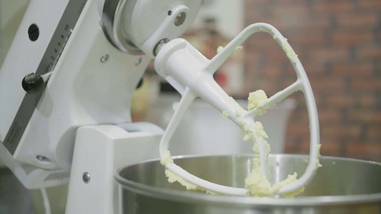 mezclador de pie con masa de galletas en la paleta