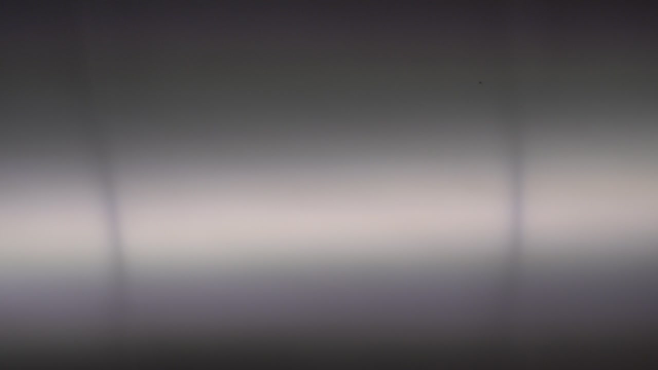 아름다운 효과를 만드는 지붕에 흰색 조명이 깜박입니다.