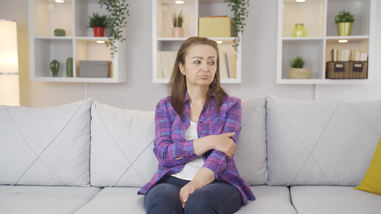 mujer solitaria y triste.