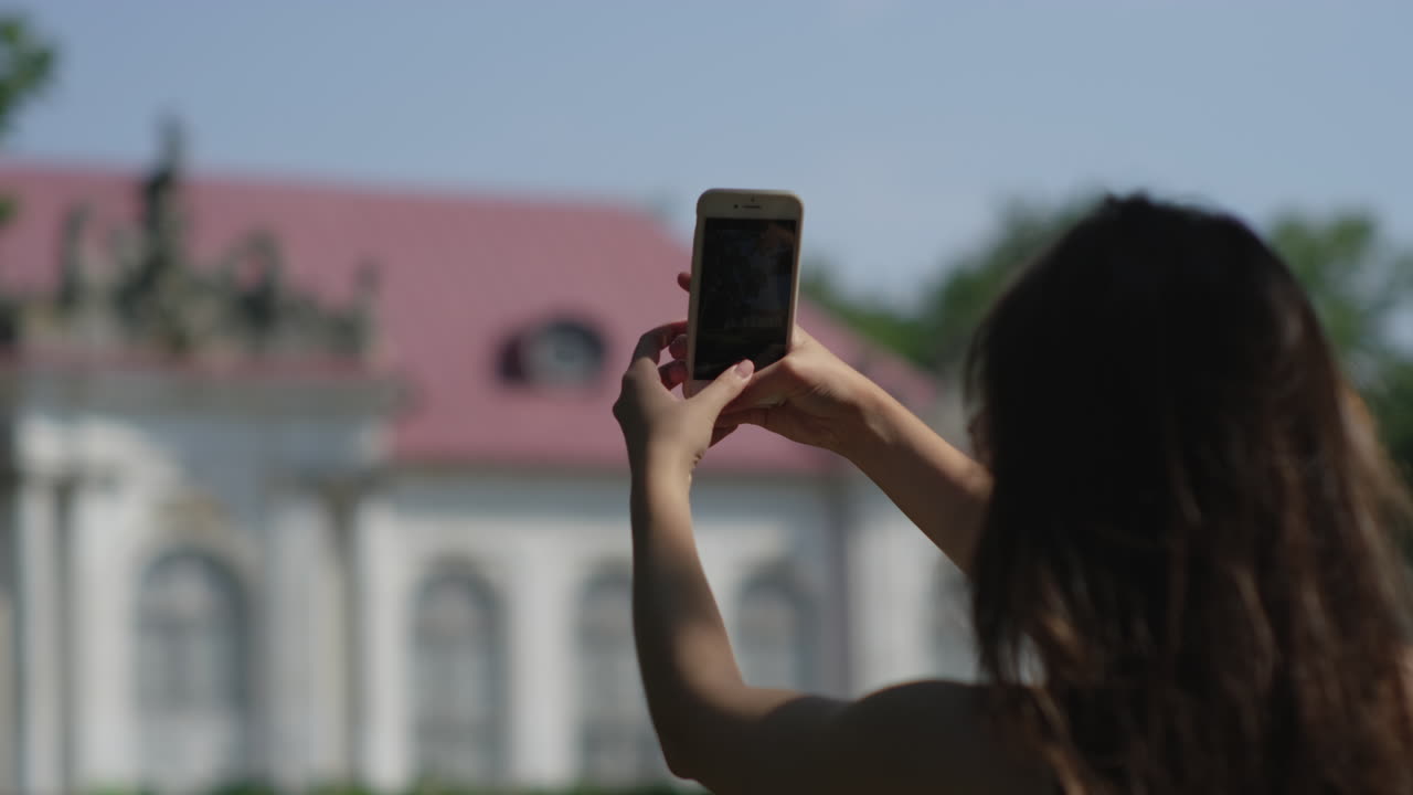 mujer tomando una foto de un palacio
