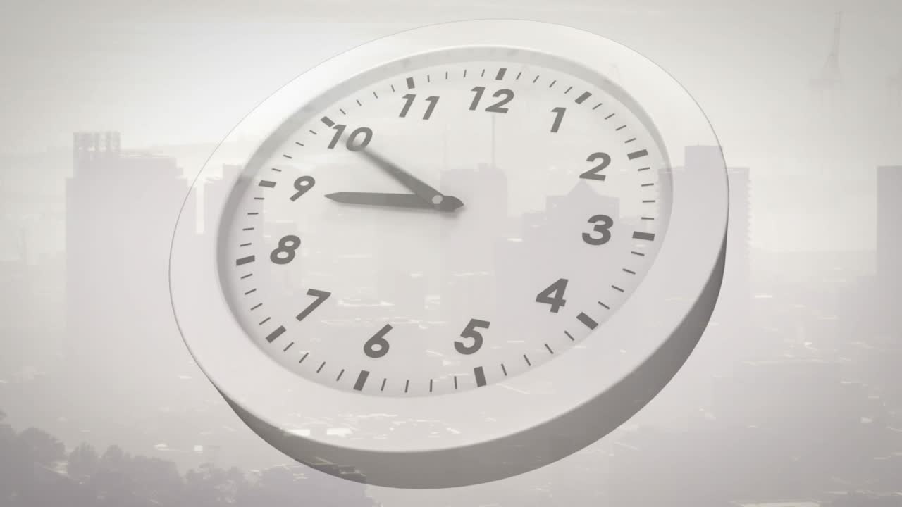 Orologio analogico che mostra lancette che saltano a orari casuali, inclinandosi, ruotando e indicando il cambiamento dell'ora