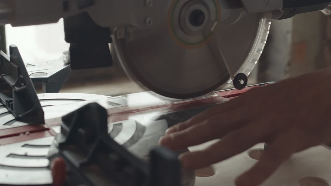 워크에서 원형 도자기를 사용하는 인식할 수 없는 장인