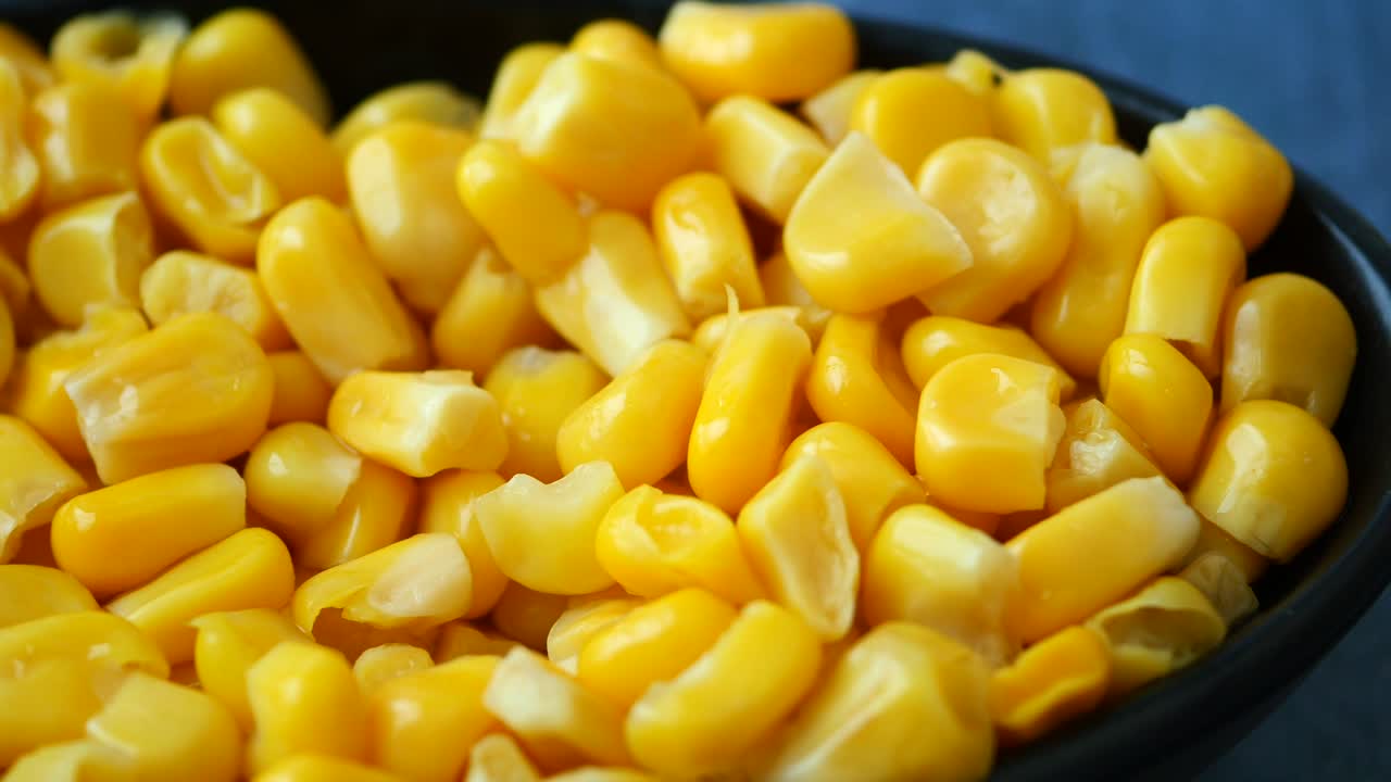 Nærbillede af majskerner på dåse i en skål