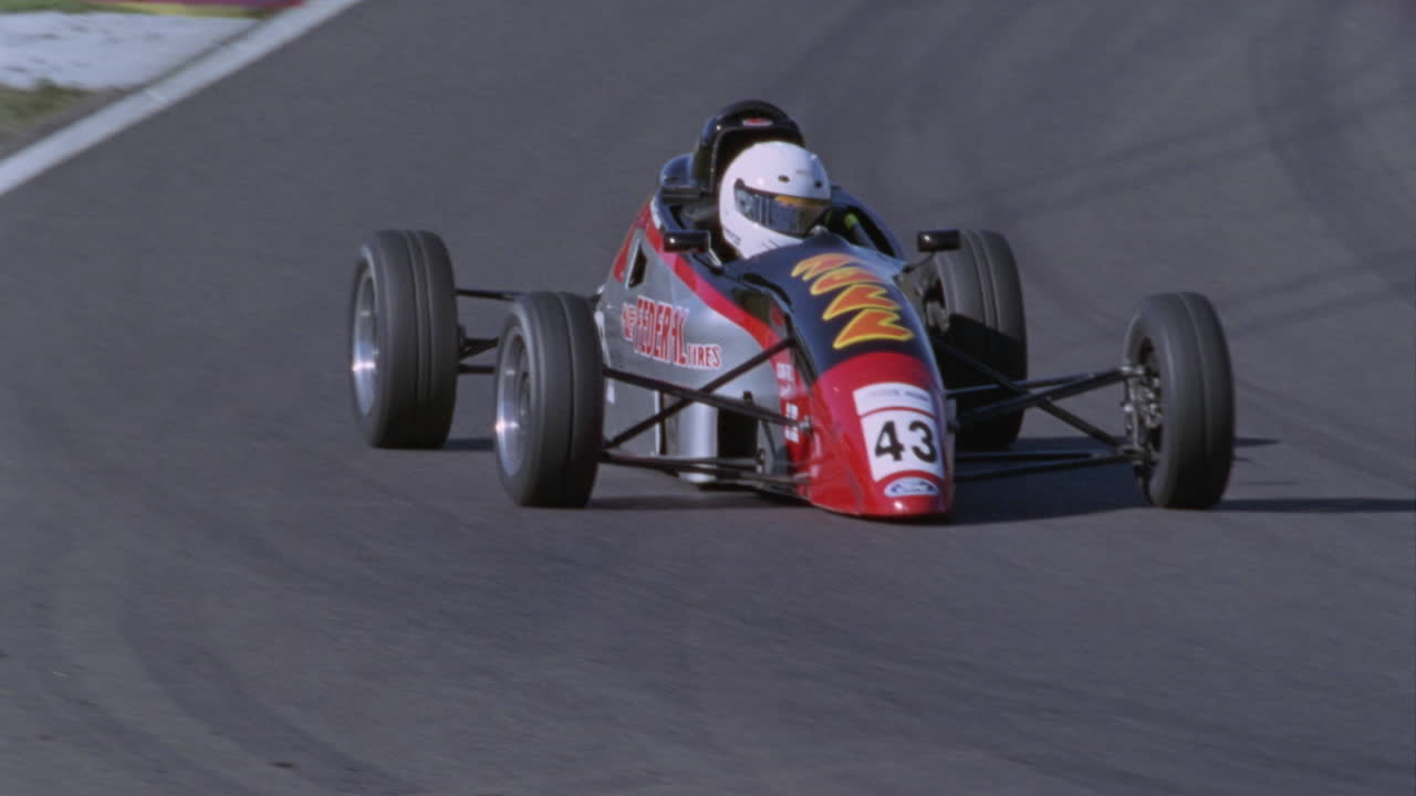 гоночный автомобиль мчится по трассе