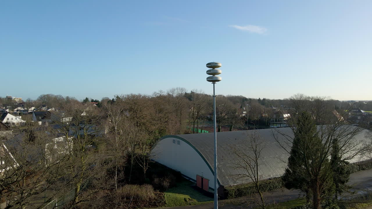 네덜란드의 네덜란드 공습 사이렌을 향해 천천히 이동 - 와이드