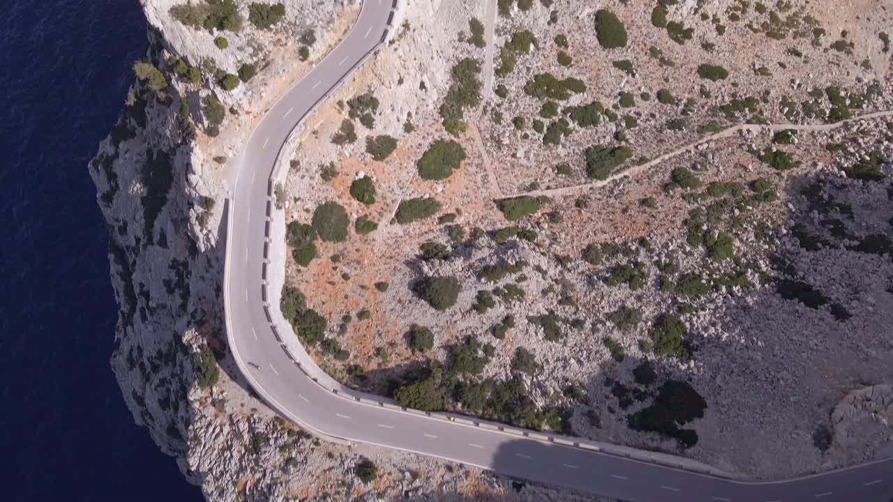 포르멘토르 (cap formentor) 를 따라 휘어지는 도로의 놀라운 공중 풍경을 즐기십시오. 이 상징적인 마요르카 목적지에서 웅장한 절벽, 매혹적인 해안선 및 활기찬 파란 바다를 경험하십시오.