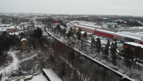 Vista-Aérea-Canal-Fluvial-Trollhättan-Paisaje-Nevado,-Entorno-Urbano