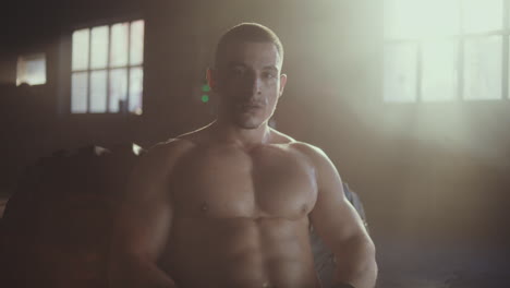 hombre musculoso en el gimnasio