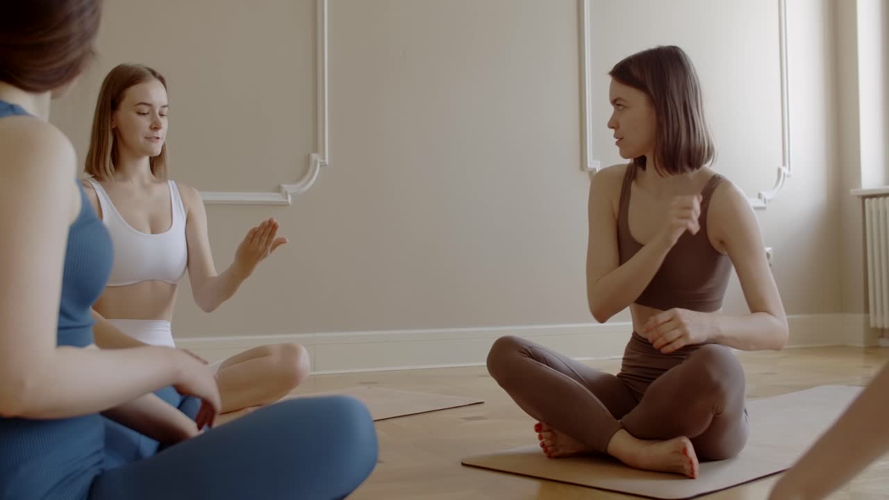 sesión de grupo de yoga