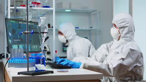 equipo de biólogos en camiseta trabajando con microscopio y computadora