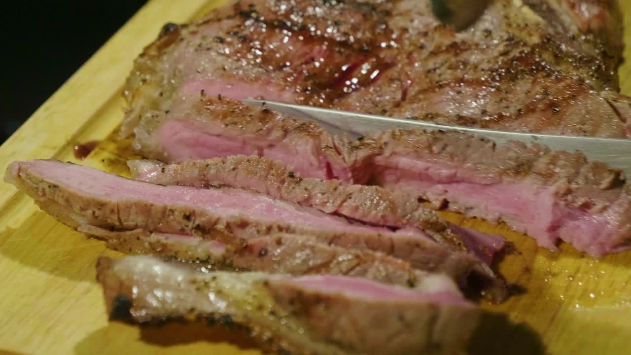 그릴 은 맛있는 스테이크 테이블을 잘라