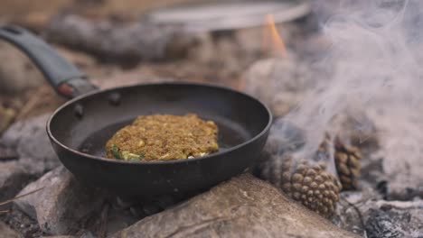 cocinar comida en una sartén de hierro fundido al fuego