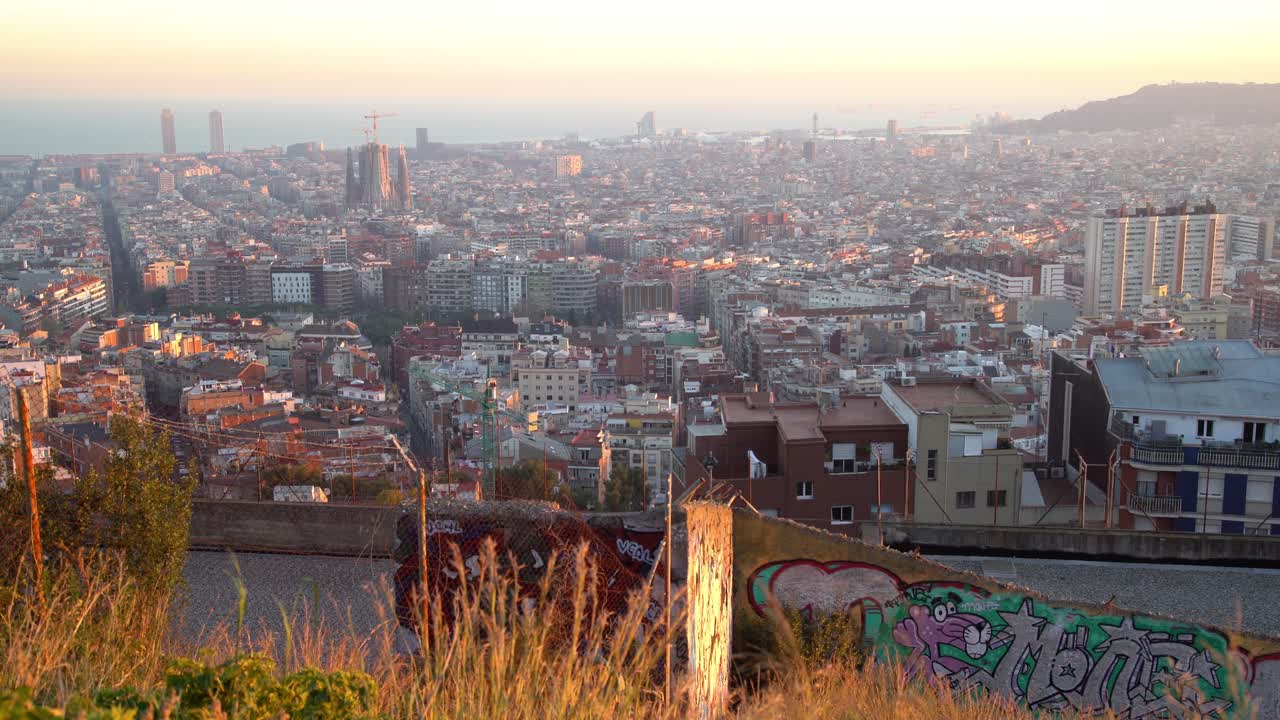 Luce dell'ora d'oro sulla città di Barcellona