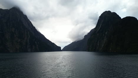 Salida-Al-Mar-De-Tasmania-Desde-El-Fiordo-De-Milford-Sound