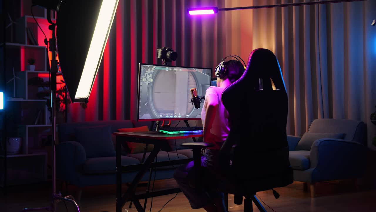 Giocatore in una postazione da gaming scura e colorata