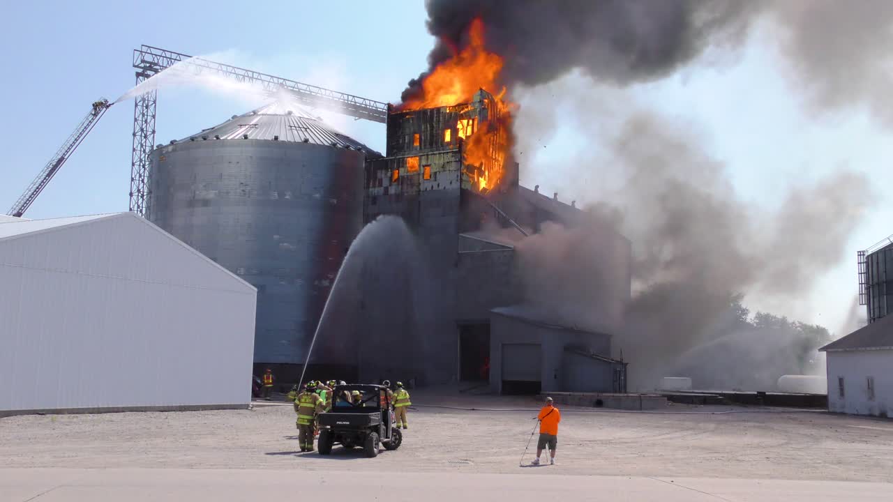 un gran incendio industrial en una instalación de almacenamiento de silos de granos en una granja en iowa