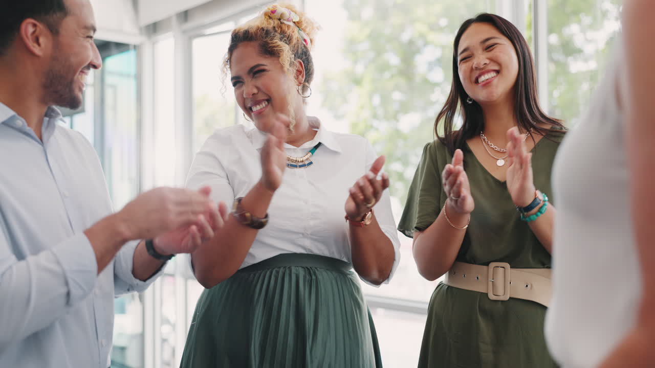 reunión, mujer negra y apretón de manos
