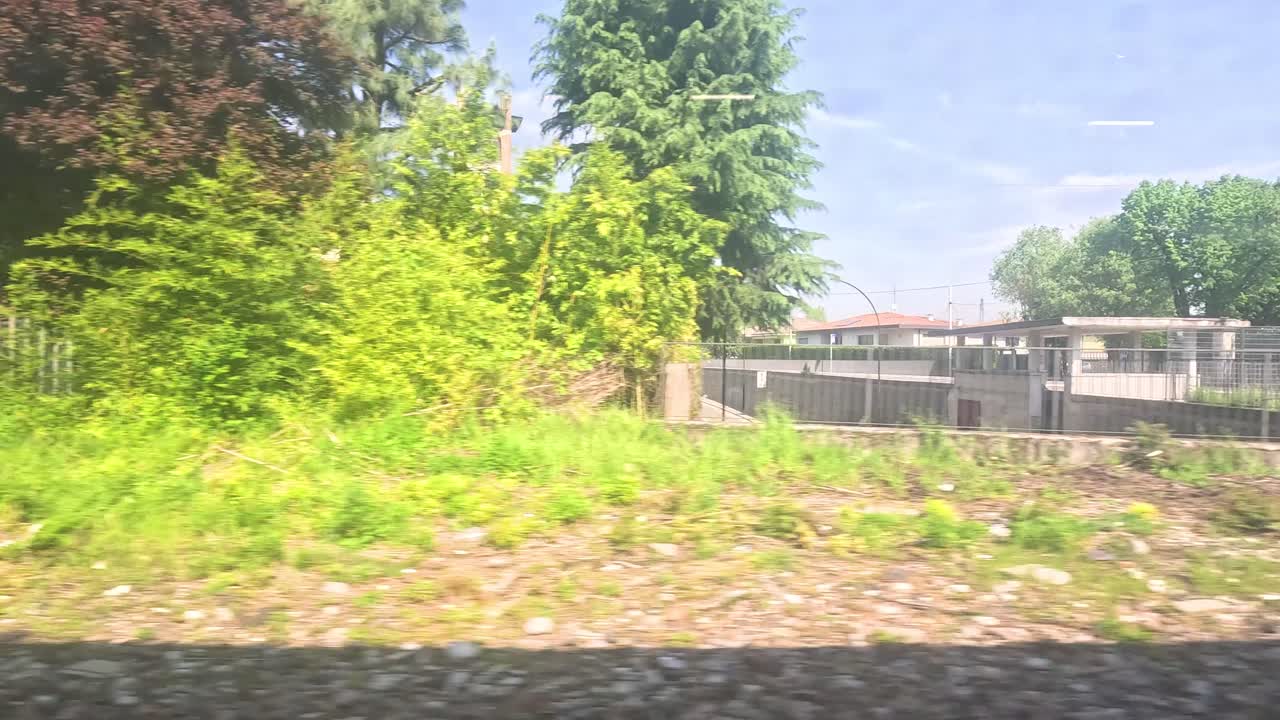 밀라노의 울창한 초록색을 가로질러 경치 좋은 열차 여행