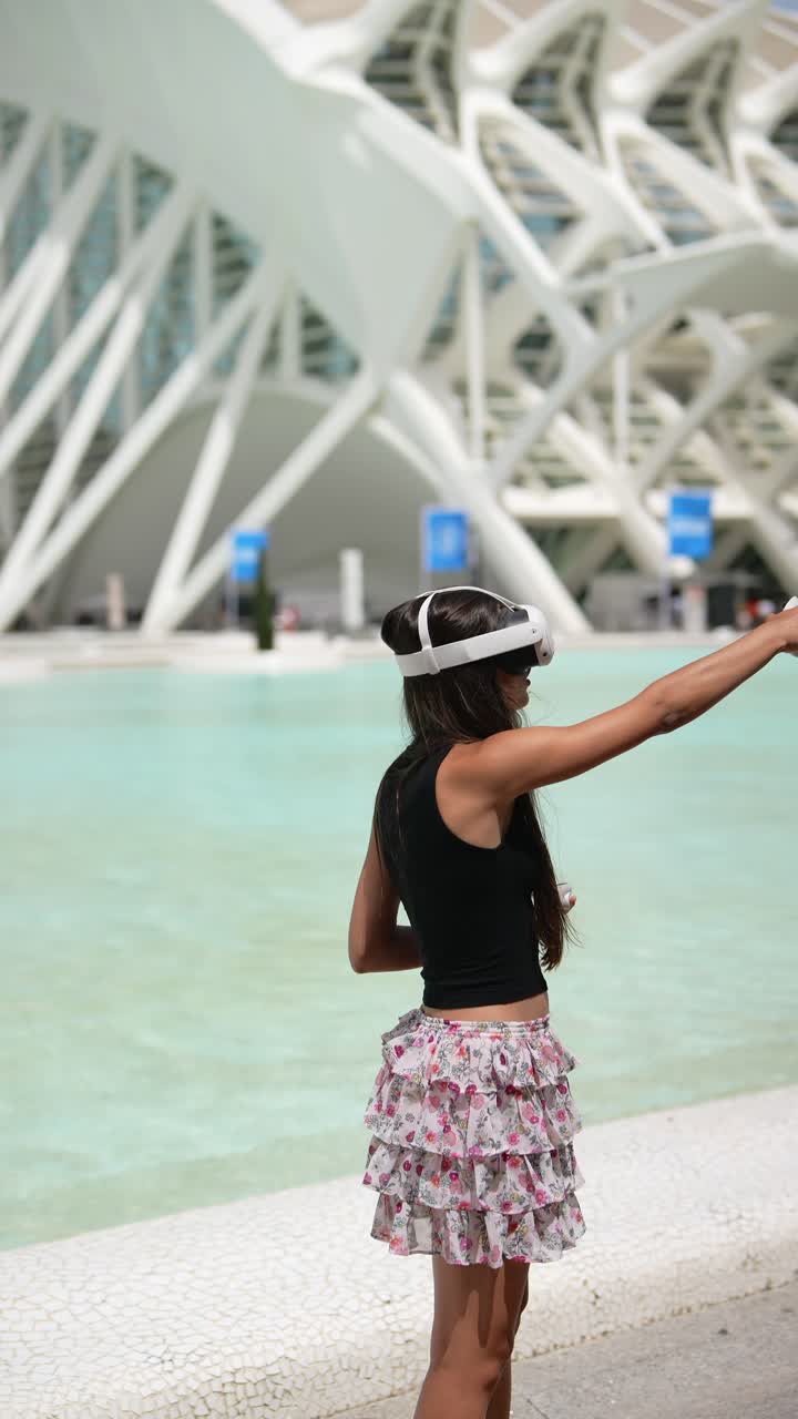 mujer experimentando realidad virtual en un museo de ciencias