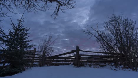 cielo nublado al amanecer sobre un paisaje nevado en invierno