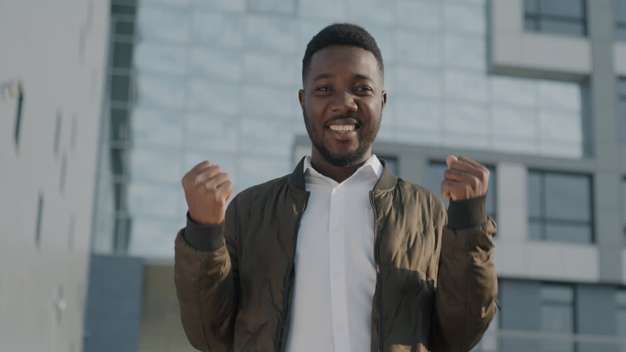 hombre feliz celebrando el éxito
