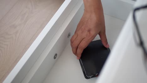 cerca de un cajón blanco con un piso de madera en el fondo