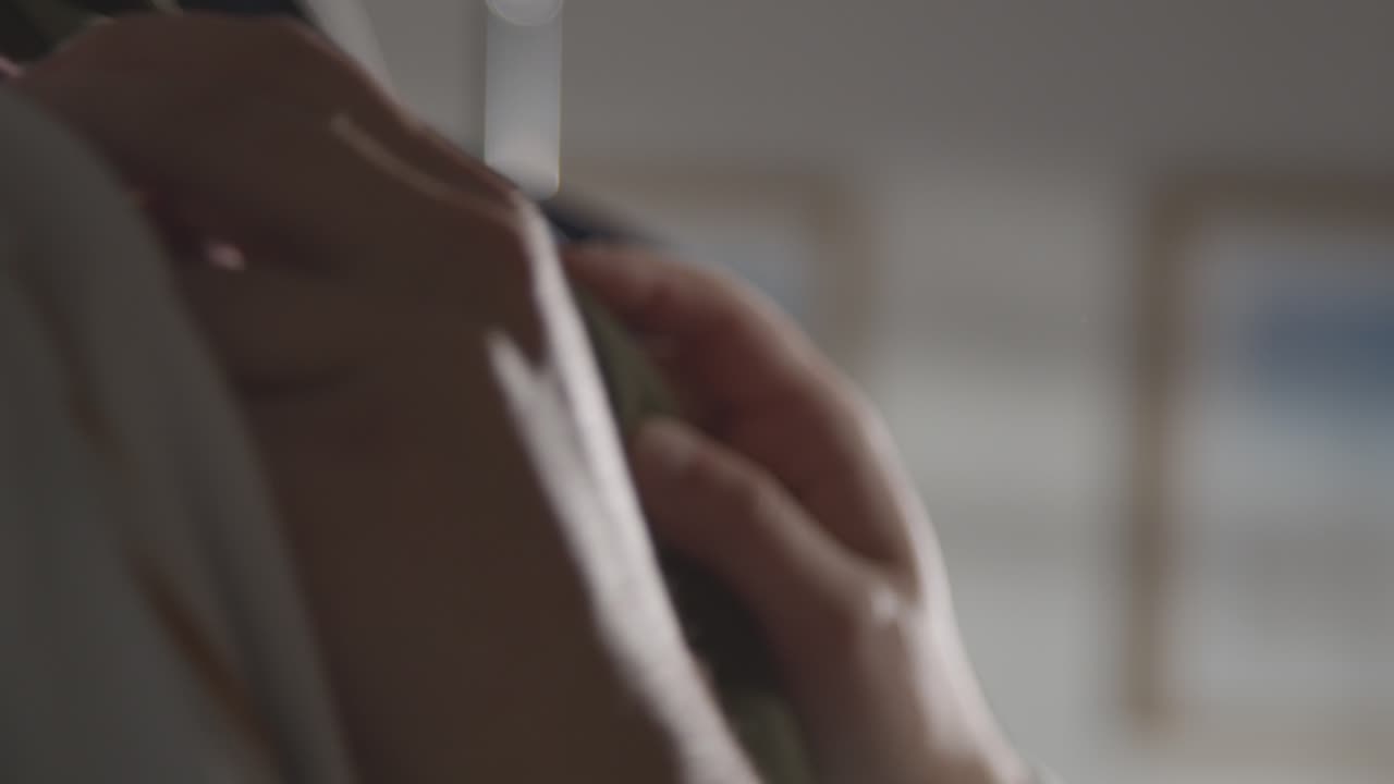 취업 면접을 위해 옷걸이에서 비즈니스 정장을 선택하는 집에 있는 남자의 클로즈업 1