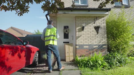 delivery driver knocks on door of house with car failing to make delivery