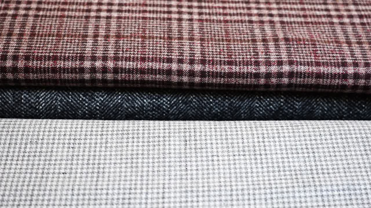 close up de muestras de textura de tela a cuadros en diferentes colores en el estudio de sastre