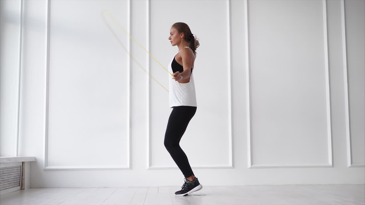 mujer saltando la cuerda