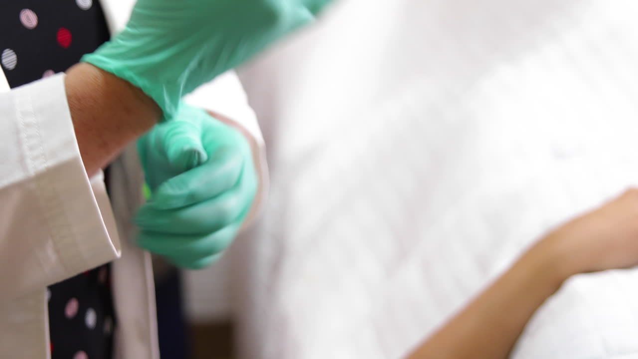 doctor poniéndose guantes de látex