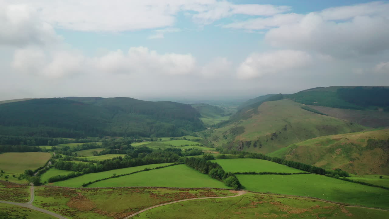 paisaje aéreo del campo en el distrito inglés de los lagos, en un día soleado