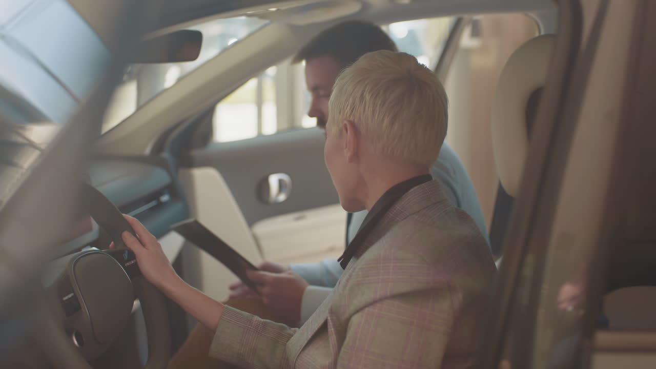 prueba de cliente conduciendo un coche en una sala de exposición