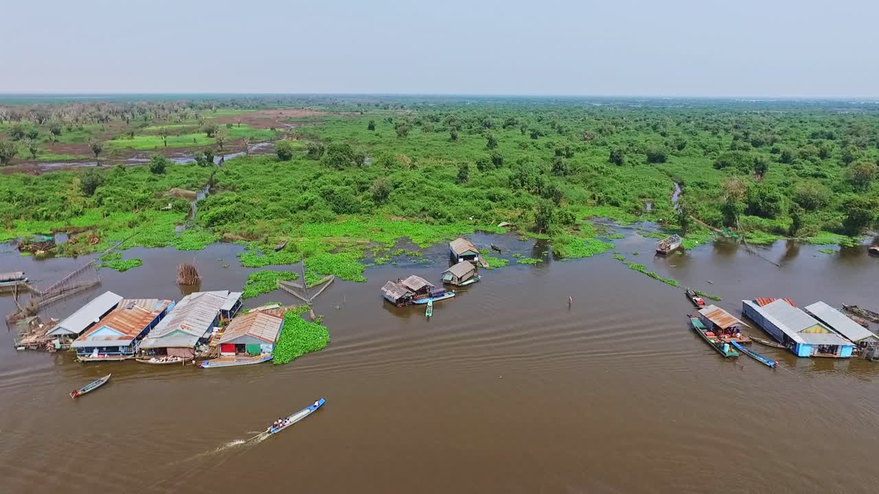 vista asombrosa de la aldea del río kompong kleang desde casas sobre pilotes hasta plantas acuáticas - vista aérea