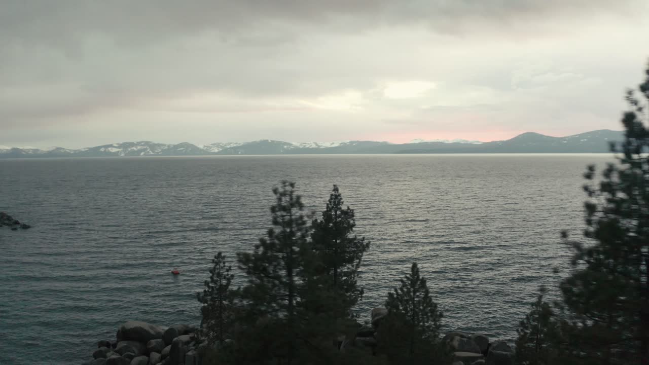 hermosa vista aérea del lago tahoe, que es un gran lago de agua dulce en la sierra nevada de los estados unidos cubierto de altos pinos