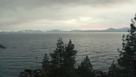 Hermosa-Vista-Aérea-Del-Lago-Tahoe,-Que-Es-Un-Gran-Lago-De-Agua-Dulce-En-La-Sierra-Nevada-De-Los-Estados-Unidos-Cubierto-De-Altos-Pinos