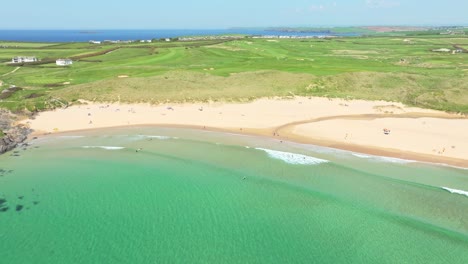 Constantine-Bay-Mit-Türkisfarbenem-Wasser-Entlang-Der-Küste-Von-Cornwall-Mit-Malerischer-Landschaft-Aus-Einer-Luftdrohne-In-Großbritannien