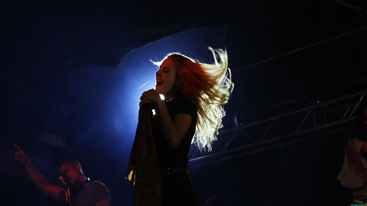 cantante actuando en el escenario en un concierto 4k