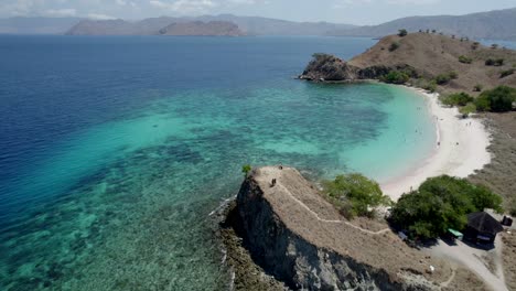 komodo aero de la playa y el arrecife en un día caluroso y soleado