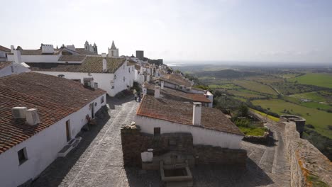 calle del pueblo de monsaraz con casas blancas en alentejo, portugal