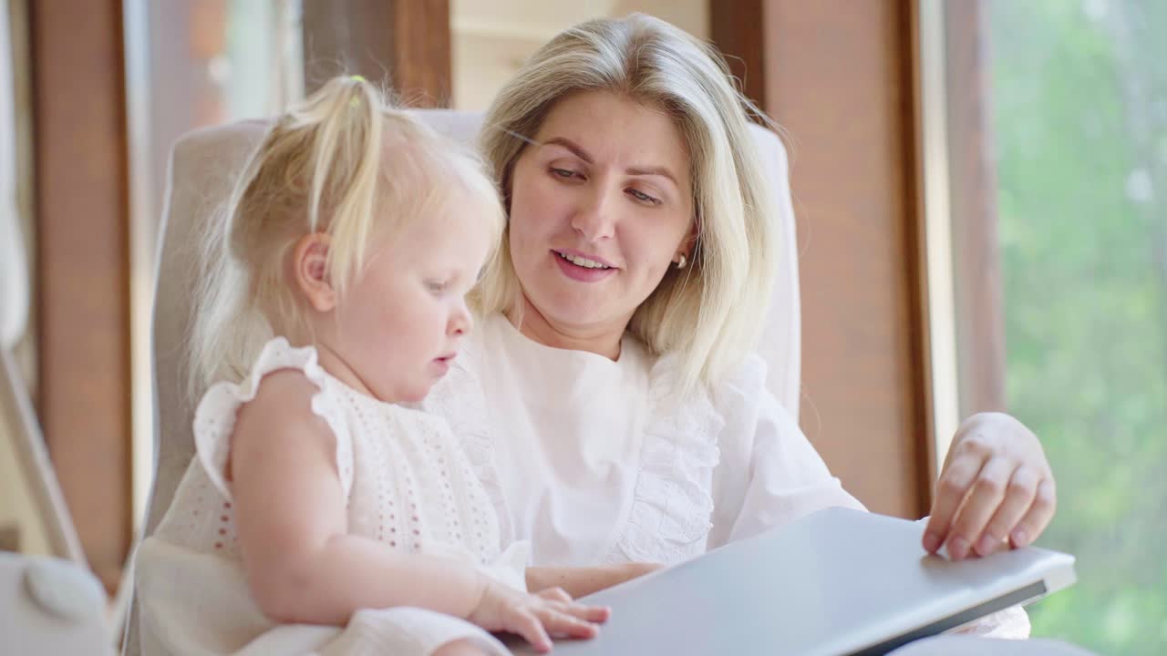 태블릿을 사용하는 어머니와 딸