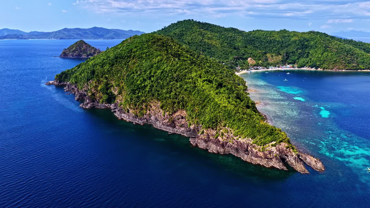 สวรรค์เขตร้อนของเกาะที่แปลกตาในพอร์ตบาร์ตัน ปาลาวัน ฟิลิปปินส์ ภาพถ่ายทางอากาศจากโดรน