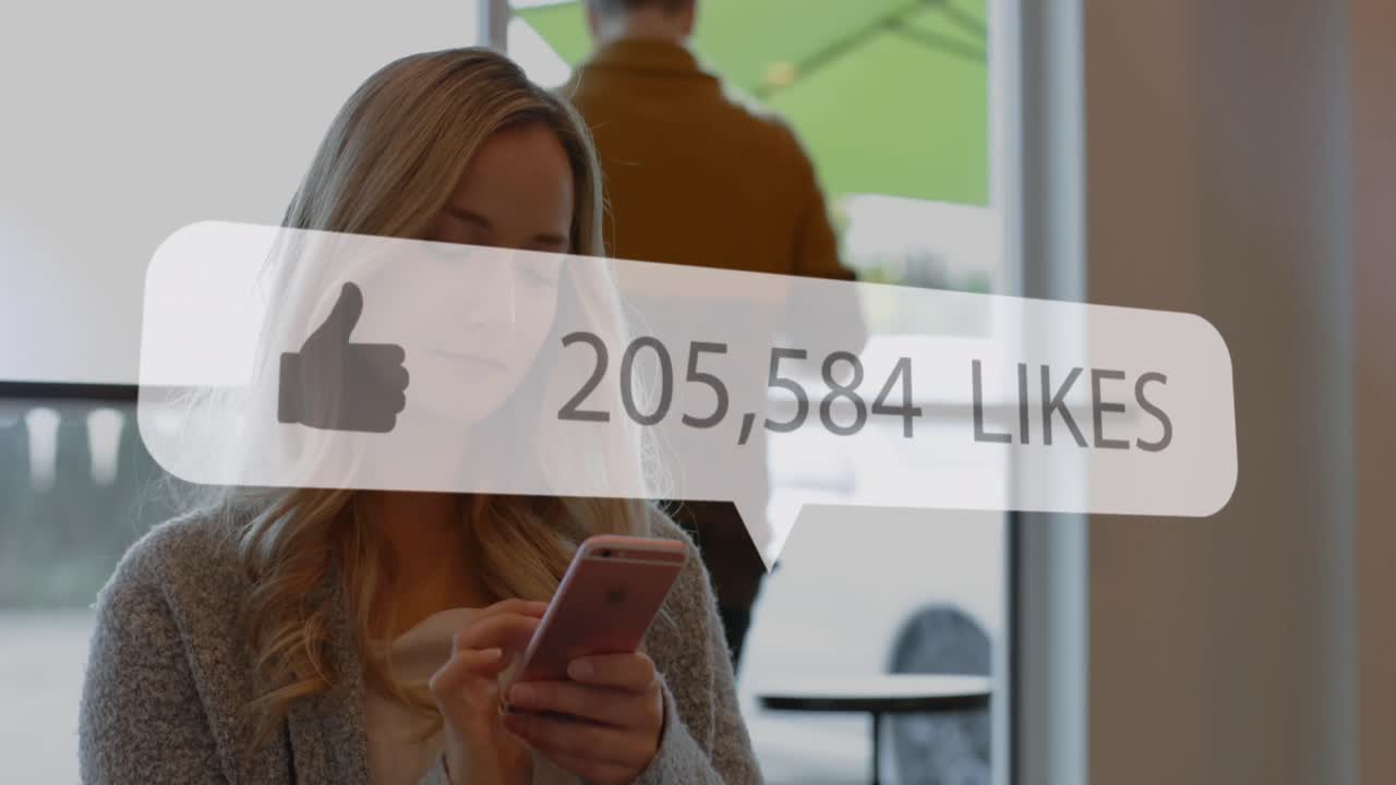 animación de un icono de los medios sobre una mujer de negocios caucásica que usa un teléfono inteligente