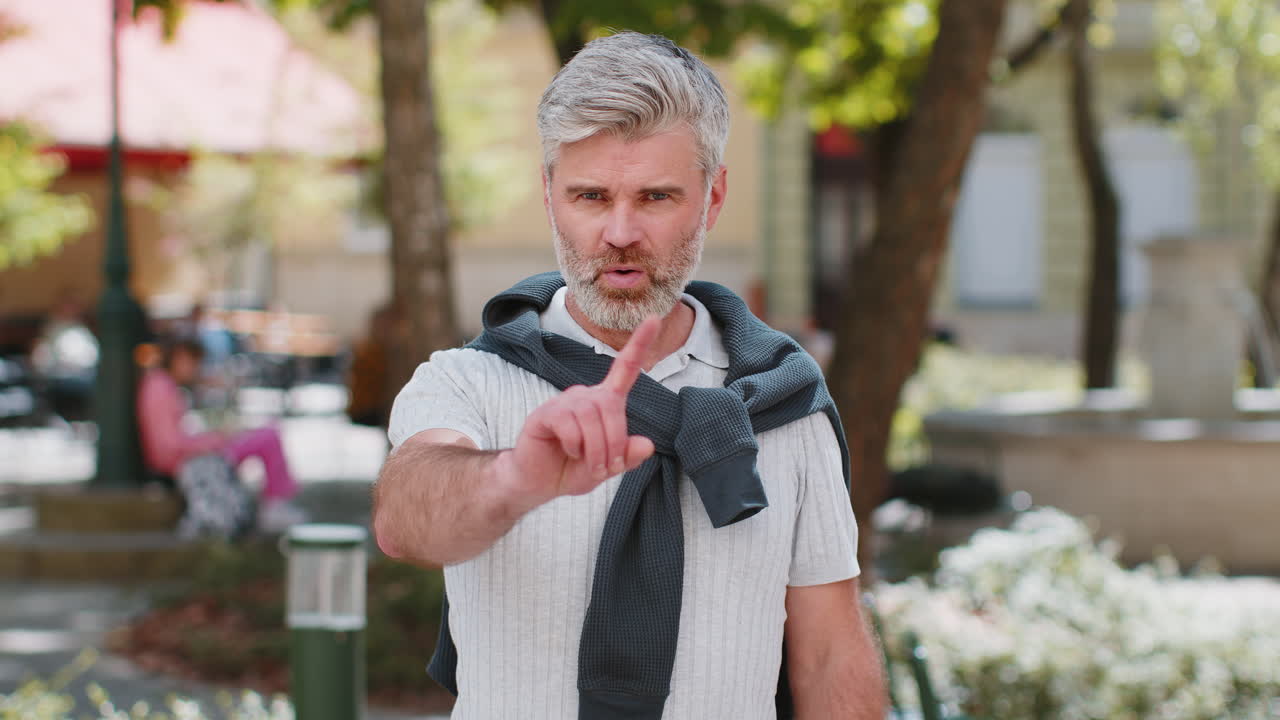 hombre reaccionando a una idea desagradable y horrible insatisfecho con la mala calidad agita el dedo de la mano, sacude la cabeza no