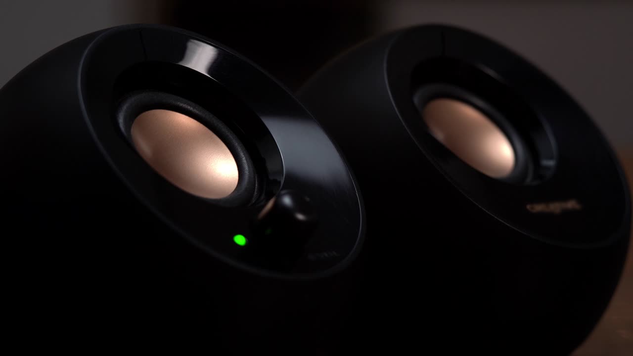 altavoces de sonido negro. vibración altavoz de música de sonido fuerte. subwoofer acústico