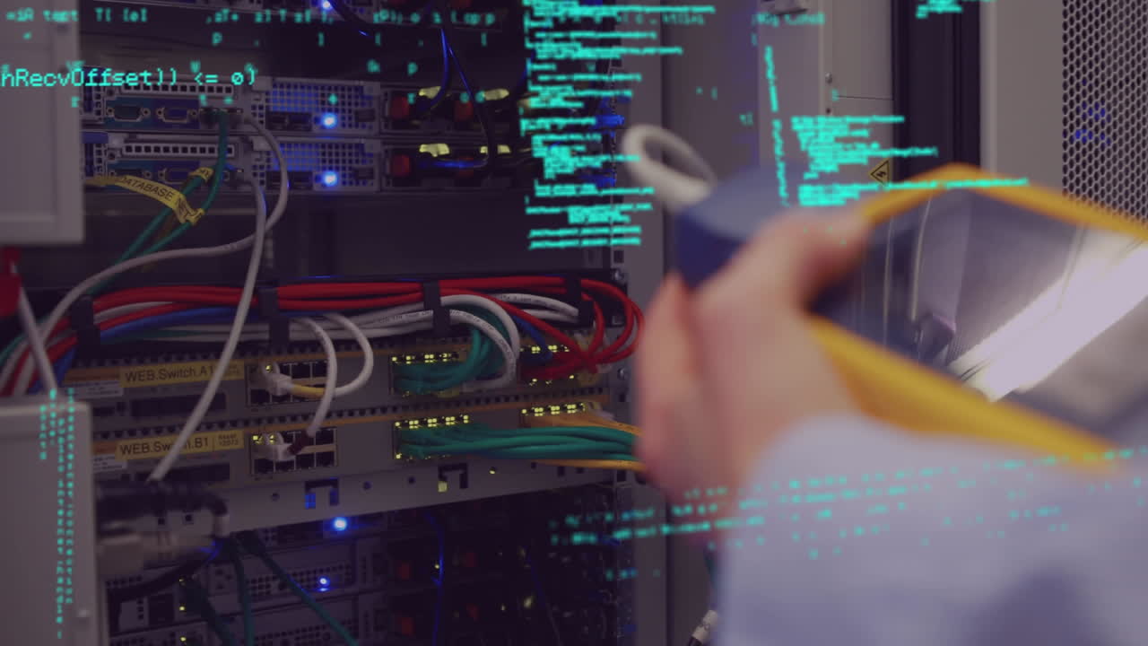 técnico comprobando los servidores