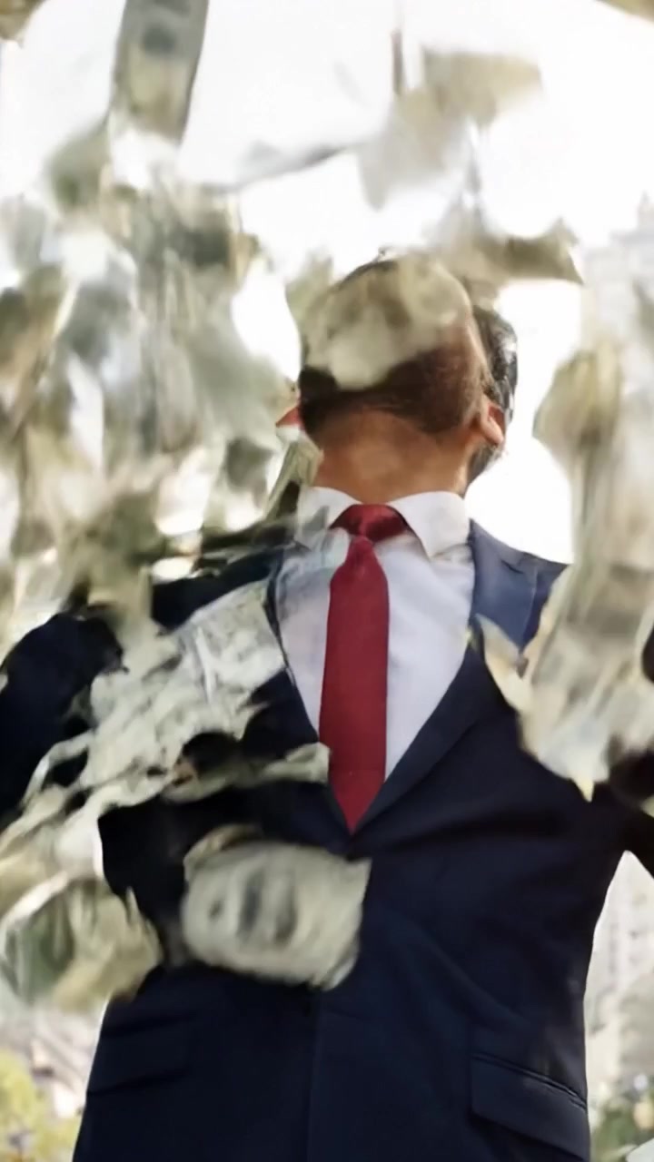 Un uomo d'affari fiducioso che celebra il successo in un moderno contesto urbano, mostrando ricchezza e positività con un sorriso radioso e un gesto entusiasta