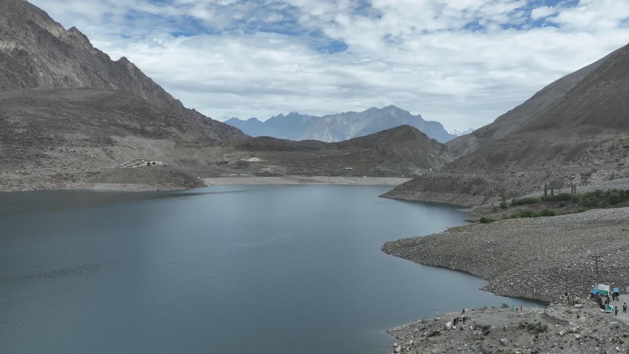 un avión no tripulado revela una toma del lago sadpara en skardu, pakistán, área norte, vistas cinematográficas y un hermoso cielo