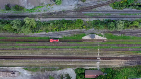 Vista-De-Arriba-Hacia-Abajo-De-Un-Tren-De-Carga-Rojo