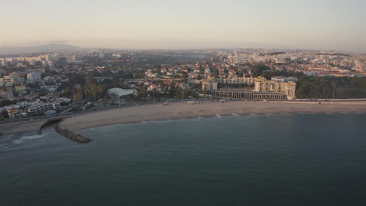 vista aérea sobre la playa de santo amaro en oeiras, puesta de sol en portugal - disparo de drones